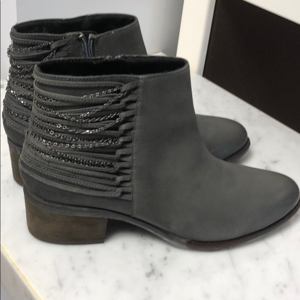 STEVE MADDEN SIZE 10 GREY BOOTIES W CHAIN DETAIL